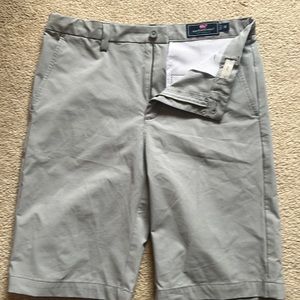 Like new vineyard vines performance shorts in light gray Boys Size 16.